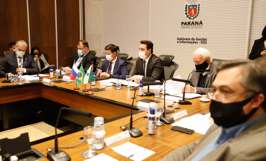 O Governo do Paraná assinou nesta quarta-feira (12) um memorando de entendimento com o Fundo de Investimento Direto da Rússia para ampliar a cooperação técnica, as transferências de tecnologia e os estudos sobre a vacina contra a Covid-19 desenvolvida pelo Instituto Gamaleia