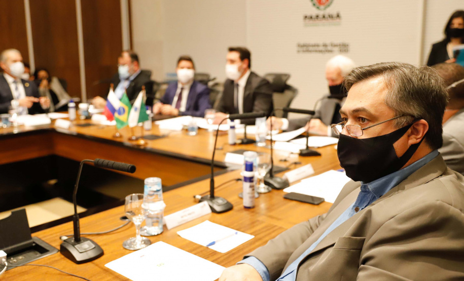 O Governo do Paraná assinou nesta quarta-feira (12) um memorando de entendimento com o Fundo de Investimento Direto da Rússia para ampliar a cooperação técnica, as transferências de tecnologia e os estudos sobre a vacina contra a Covid-19 desenvolvida pelo Instituto Gamaleia