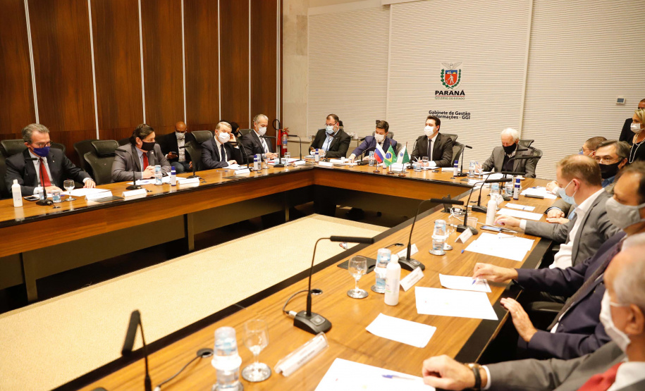 O Governo do Paraná assinou nesta quarta-feira (12) um memorando de entendimento com o Fundo de Investimento Direto da Rússia para ampliar a cooperação técnica, as transferências de tecnologia e os estudos sobre a vacina contra a Covid-19 desenvolvida pelo Instituto Gamaleia