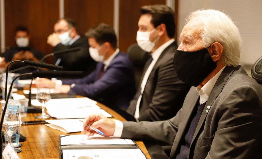 O Governo do Paraná assinou nesta quarta-feira (12) um memorando de entendimento com o Fundo de Investimento Direto da Rússia para ampliar a cooperação técnica, as transferências de tecnologia e os estudos sobre a vacina contra a Covid-19 desenvolvida pelo Instituto Gamaleia