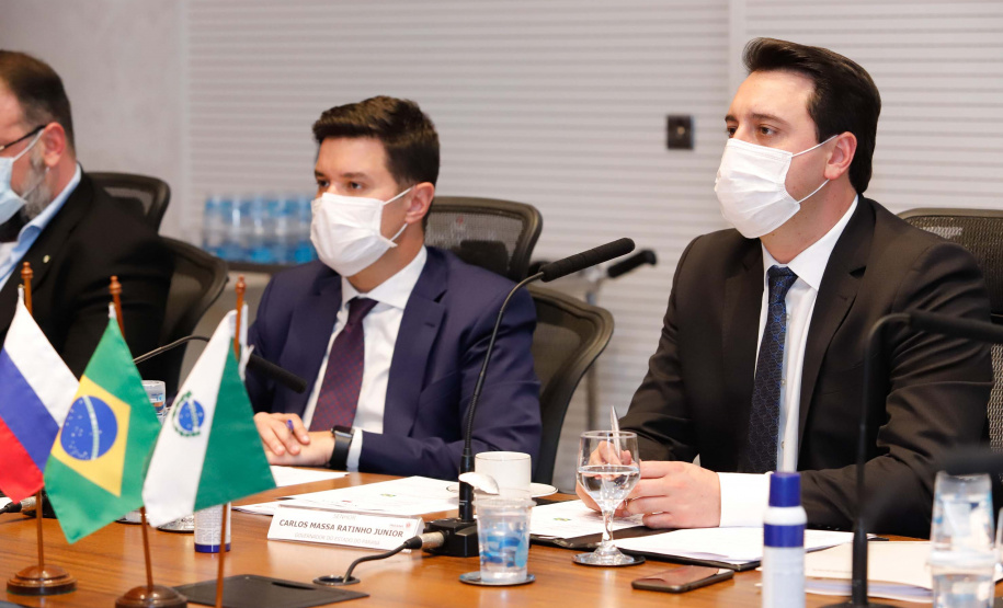 O Governo do Paraná assinou nesta quarta-feira (12) um memorando de entendimento com o Fundo de Investimento Direto da Rússia para ampliar a cooperação técnica, as transferências de tecnologia e os estudos sobre a vacina contra a Covid-19 desenvolvida pelo Instituto Gamaleia