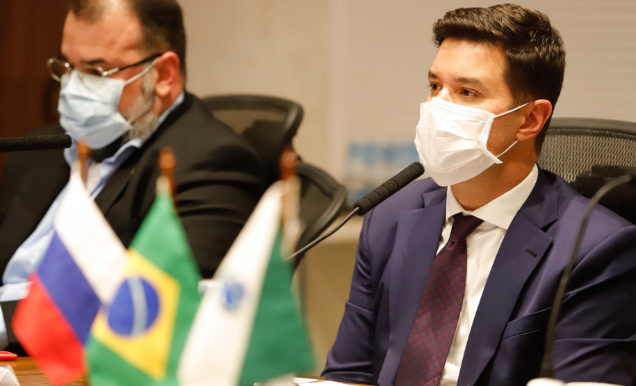 O Governo do Paraná assinou nesta quarta-feira (12) um memorando de entendimento com o Fundo de Investimento Direto da Rússia para ampliar a cooperação técnica, as transferências de tecnologia e os estudos sobre a vacina contra a Covid-19 desenvolvida pelo Instituto Gamaleia