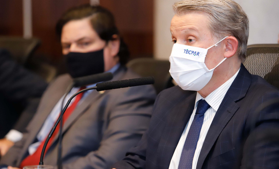 O Governo do Paraná assinou nesta quarta-feira (12) um memorando de entendimento com o Fundo de Investimento Direto da Rússia para ampliar a cooperação técnica, as transferências de tecnologia e os estudos sobre a vacina contra a Covid-19 desenvolvida pelo Instituto Gamaleia