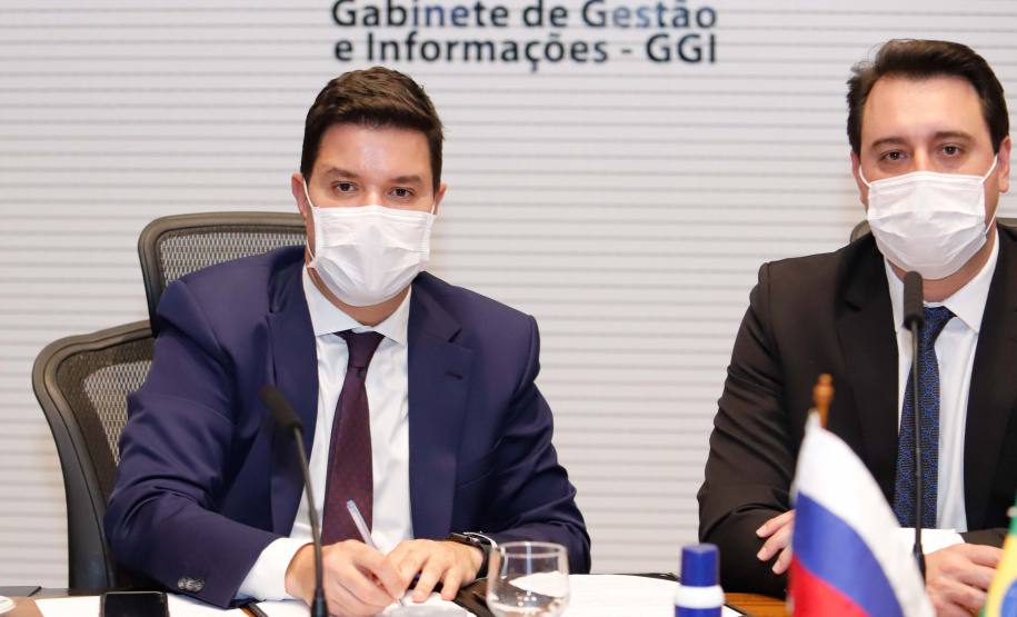 O Governo do Paraná assinou nesta quarta-feira (12) um memorando de entendimento com o Fundo de Investimento Direto da Rússia para ampliar a cooperação técnica, as transferências de tecnologia e os estudos sobre a vacina contra a Covid-19 desenvolvida pelo Instituto Gamaleia