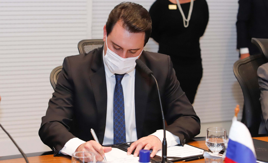 O Governo do Paraná assinou nesta quarta-feira (12) um memorando de entendimento com o Fundo de Investimento Direto da Rússia para ampliar a cooperação técnica, as transferências de tecnologia e os estudos sobre a vacina contra a Covid-19 desenvolvida pelo Instituto Gamaleia