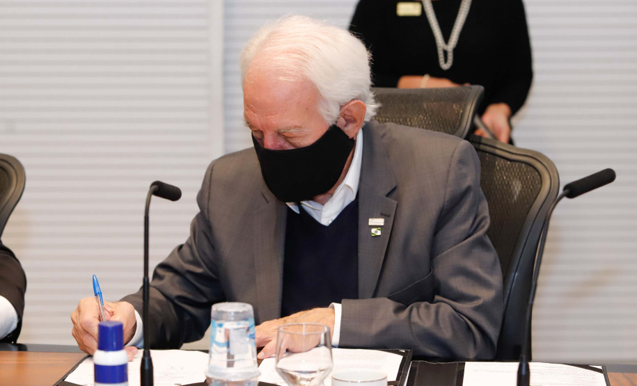 O Governo do Paraná assinou nesta quarta-feira (12) um memorando de entendimento com o Fundo de Investimento Direto da Rússia para ampliar a cooperação técnica, as transferências de tecnologia e os estudos sobre a vacina contra a Covid-19 desenvolvida pelo Instituto Gamaleia