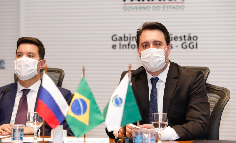 O Governo do Paraná assinou nesta quarta-feira (12) um memorando de entendimento com o Fundo de Investimento Direto da Rússia para ampliar a cooperação técnica, as transferências de tecnologia e os estudos sobre a vacina contra a Covid-19 desenvolvida pelo Instituto Gamaleia