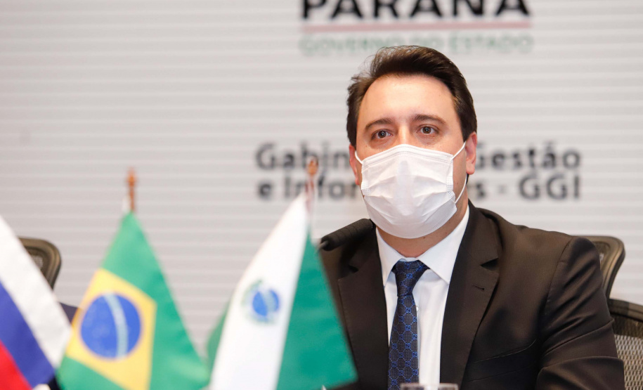 O Governo do Paraná assinou nesta quarta-feira (12) um memorando de entendimento com o Fundo de Investimento Direto da Rússia para ampliar a cooperação técnica, as transferências de tecnologia e os estudos sobre a vacina contra a Covid-19 desenvolvida pelo Instituto Gamaleia