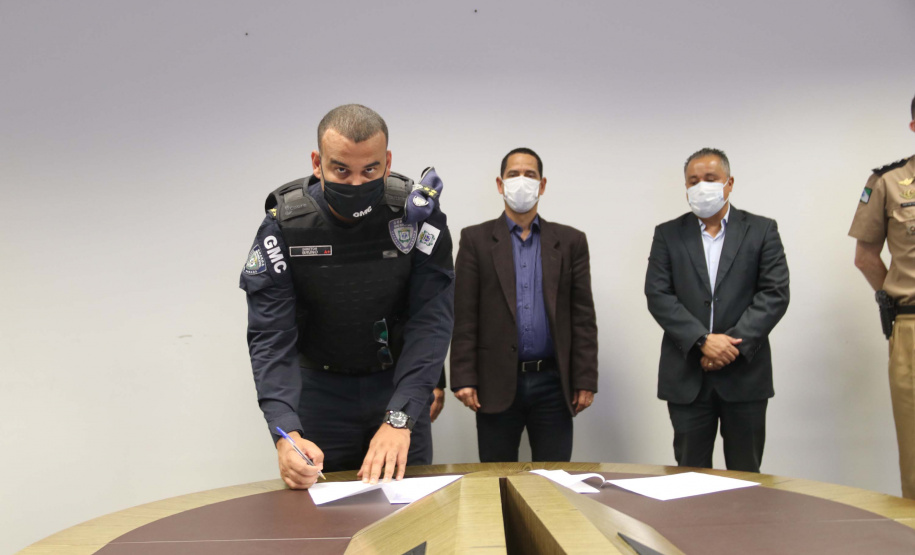 O Termo de Cooperação Técnica da Secretaria da Segurança Pública do Paraná (Sesp) e das guardas municipais já contempla 21 cidades paranaenses. 
Nesta quarta-feira (12/08), Cascavel e Umuarama assinaram o termo. Os convênios já contemplam boa parte da população paranaense, ou seja, os serviços de inteligência das polícias têm acesso a informações importantes de mais de 30% dos contribuintes do Paraná.Foto:SESP