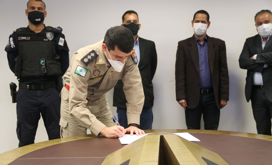 O Termo de Cooperação Técnica da Secretaria da Segurança Pública do Paraná (Sesp) e das guardas municipais já contempla 21 cidades paranaenses. 
Nesta quarta-feira (12/08), Cascavel e Umuarama assinaram o termo. Os convênios já contemplam boa parte da população paranaense, ou seja, os serviços de inteligência das polícias têm acesso a informações importantes de mais de 30% dos contribuintes do Paraná.Foto:SESP