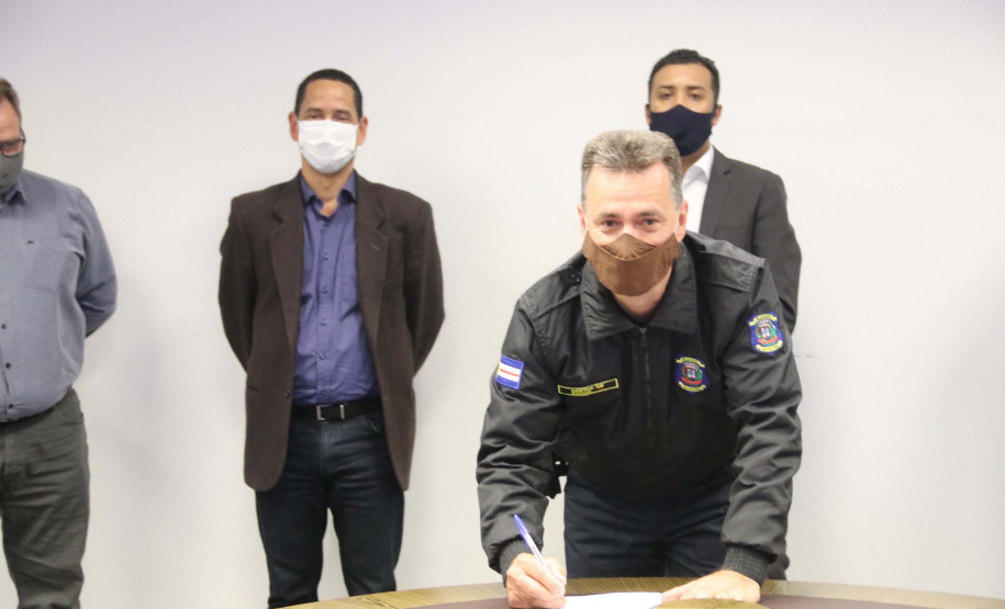 O Termo de Cooperação Técnica da Secretaria da Segurança Pública do Paraná (Sesp) e das guardas municipais já contempla 21 cidades paranaenses. 
Nesta quarta-feira (12/08), Cascavel e Umuarama assinaram o termo. Os convênios já contemplam boa parte da população paranaense, ou seja, os serviços de inteligência das polícias têm acesso a informações importantes de mais de 30% dos contribuintes do Paraná.Foto:SESP