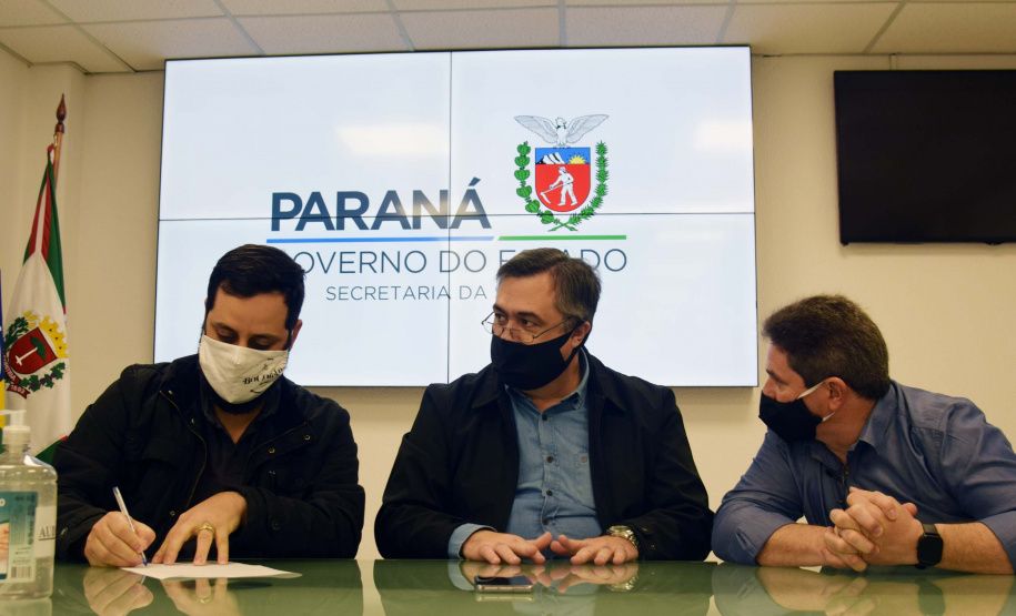 O secretário da Saúde do Paraná, Beto Preto, assinou hoje (12) autorizações de repasses que somam R$ 13.655.826,43 milhões destinados a investimentos em obras e aquisição de equipamentos. Dez municípios foram beneficiados por meio de convênios que têm indicação orçamentária de deputados estaduais. Foto: Américo Antonio/SESA