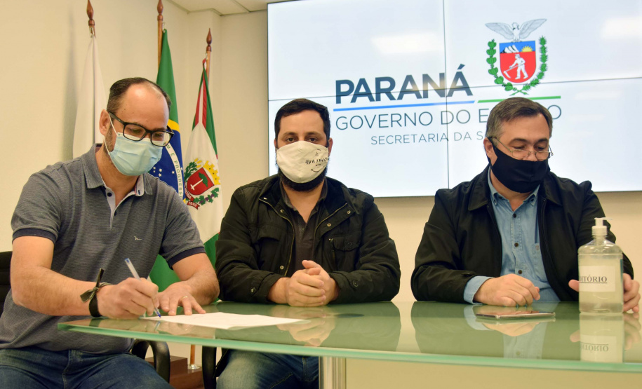 O secretário da Saúde do Paraná, Beto Preto, assinou hoje (12) autorizações de repasses que somam R$ 13.655.826,43 milhões destinados a investimentos em obras e aquisição de equipamentos. Dez municípios foram beneficiados por meio de convênios que têm indicação orçamentária de deputados estaduais. Foto: Américo Antonio/SESA