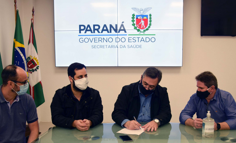 O secretário da Saúde do Paraná, Beto Preto, assinou hoje (12) autorizações de repasses que somam R$ 13.655.826,43 milhões destinados a investimentos em obras e aquisição de equipamentos. Dez municípios foram beneficiados por meio de convênios que têm indicação orçamentária de deputados estaduais. Foto: Américo Antonio/SESA
