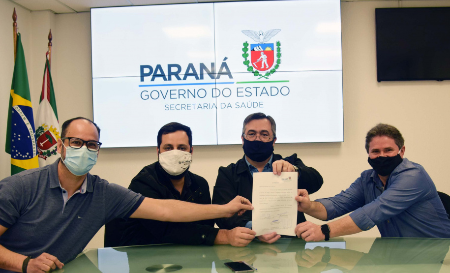 O secretário da Saúde do Paraná, Beto Preto, assinou hoje (12) autorizações de repasses que somam R$ 13.655.826,43 milhões destinados a investimentos em obras e aquisição de equipamentos. Dez municípios foram beneficiados por meio de convênios que têm indicação orçamentária de deputados estaduais. Foto: Américo Antonio/SESA