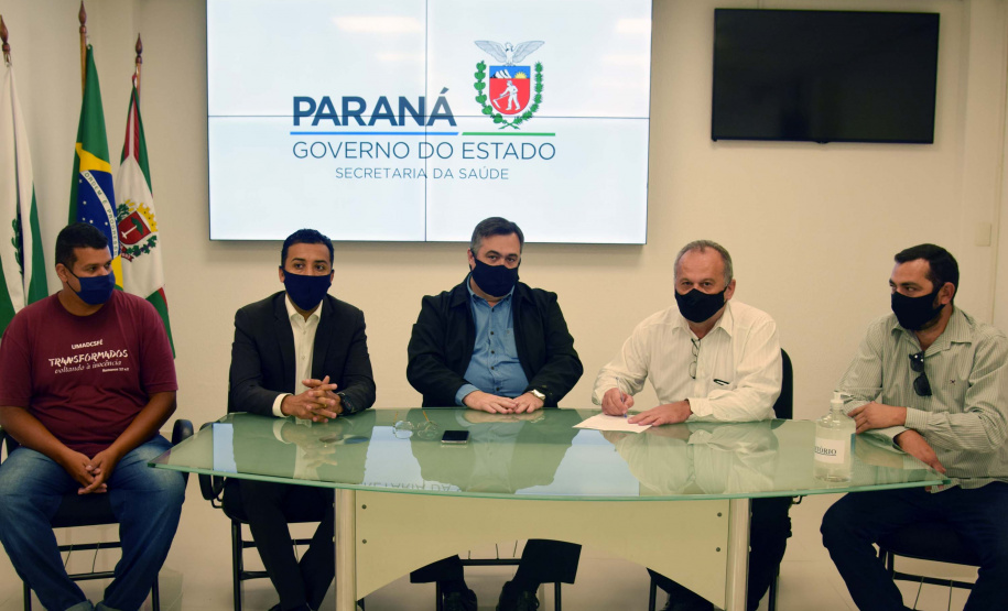 O secretário da Saúde do Paraná, Beto Preto, assinou hoje (12) autorizações de repasses que somam R$ 13.655.826,43 milhões destinados a investimentos em obras e aquisição de equipamentos. Dez municípios foram beneficiados por meio de convênios que têm indicação orçamentária de deputados estaduais. Foto: Américo Antonio/SESA