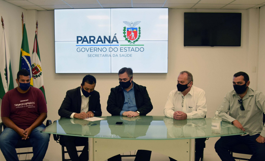 O secretário da Saúde do Paraná, Beto Preto, assinou hoje (12) autorizações de repasses que somam R$ 13.655.826,43 milhões destinados a investimentos em obras e aquisição de equipamentos. Dez municípios foram beneficiados por meio de convênios que têm indicação orçamentária de deputados estaduais. Foto: Américo Antonio/SESA