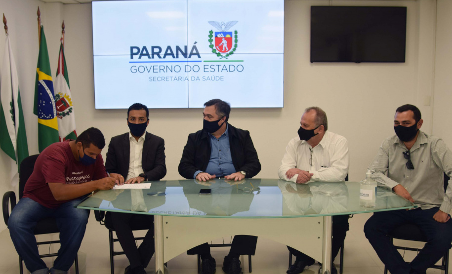 O secretário da Saúde do Paraná, Beto Preto, assinou hoje (12) autorizações de repasses que somam R$ 13.655.826,43 milhões destinados a investimentos em obras e aquisição de equipamentos. Dez municípios foram beneficiados por meio de convênios que têm indicação orçamentária de deputados estaduais. Foto: Américo Antonio/SESA
