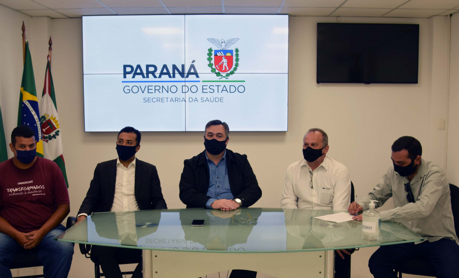 O secretário da Saúde do Paraná, Beto Preto, assinou hoje (12) autorizações de repasses que somam R$ 13.655.826,43 milhões destinados a investimentos em obras e aquisição de equipamentos. Dez municípios foram beneficiados por meio de convênios que têm indicação orçamentária de deputados estaduais. Foto: Américo Antonio/SESA