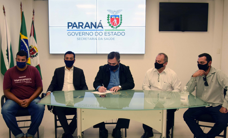 O secretário da Saúde do Paraná, Beto Preto, assinou hoje (12) autorizações de repasses que somam R$ 13.655.826,43 milhões destinados a investimentos em obras e aquisição de equipamentos. Dez municípios foram beneficiados por meio de convênios que têm indicação orçamentária de deputados estaduais. Foto: Américo Antonio/SESA