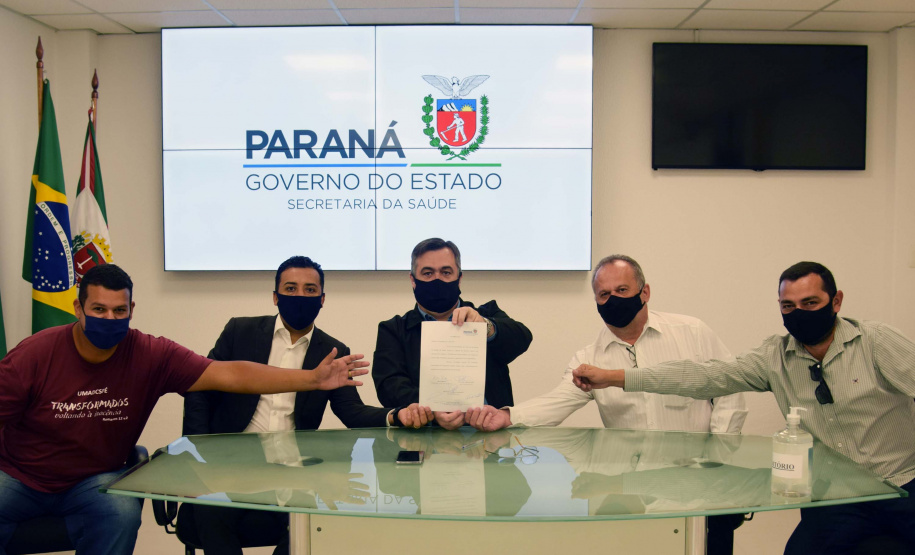 O secretário da Saúde do Paraná, Beto Preto, assinou hoje (12) autorizações de repasses que somam R$ 13.655.826,43 milhões destinados a investimentos em obras e aquisição de equipamentos. Dez municípios foram beneficiados por meio de convênios que têm indicação orçamentária de deputados estaduais. Foto: Américo Antonio/SESA