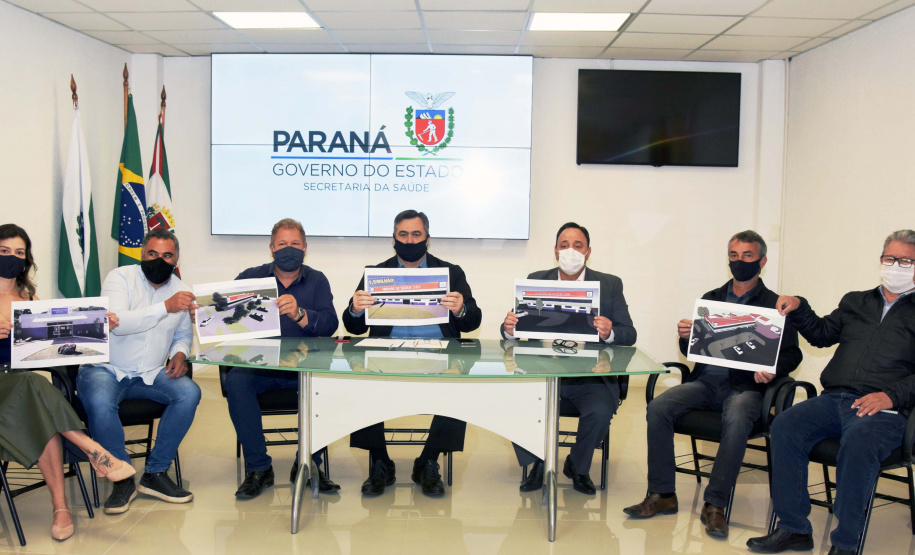 O secretário da Saúde do Paraná, Beto Preto, assinou hoje (12) autorizações de repasses que somam R$ 13.655.826,43 milhões destinados a investimentos em obras e aquisição de equipamentos. Dez municípios foram beneficiados por meio de convênios que têm indicação orçamentária de deputados estaduais. Foto: Américo Antonio/SESA