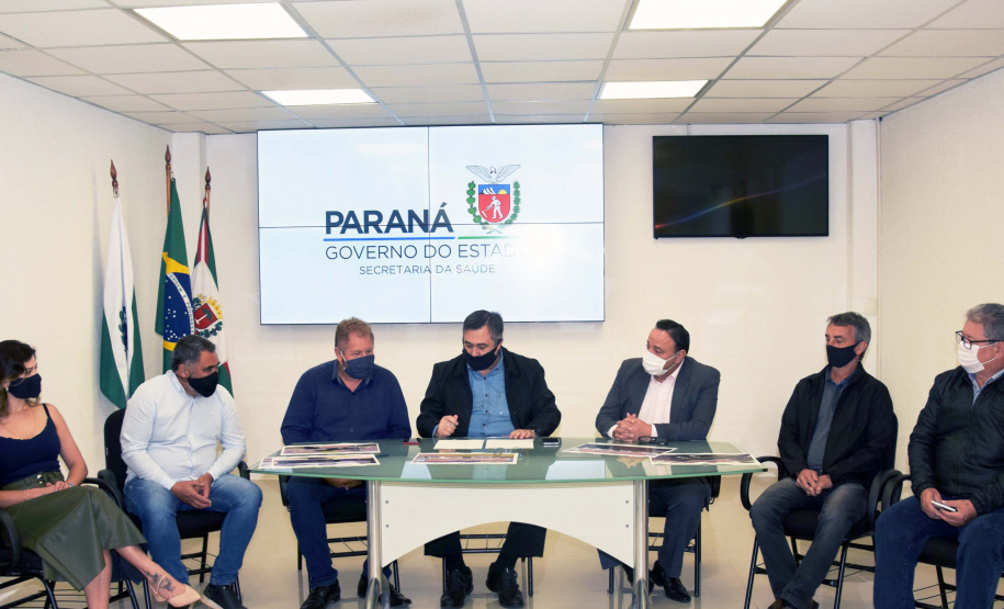 O secretário da Saúde do Paraná, Beto Preto, assinou hoje (12) autorizações de repasses que somam R$ 13.655.826,43 milhões destinados a investimentos em obras e aquisição de equipamentos. Dez municípios foram beneficiados por meio de convênios que têm indicação orçamentária de deputados estaduais. Foto: Américo Antonio/SESA