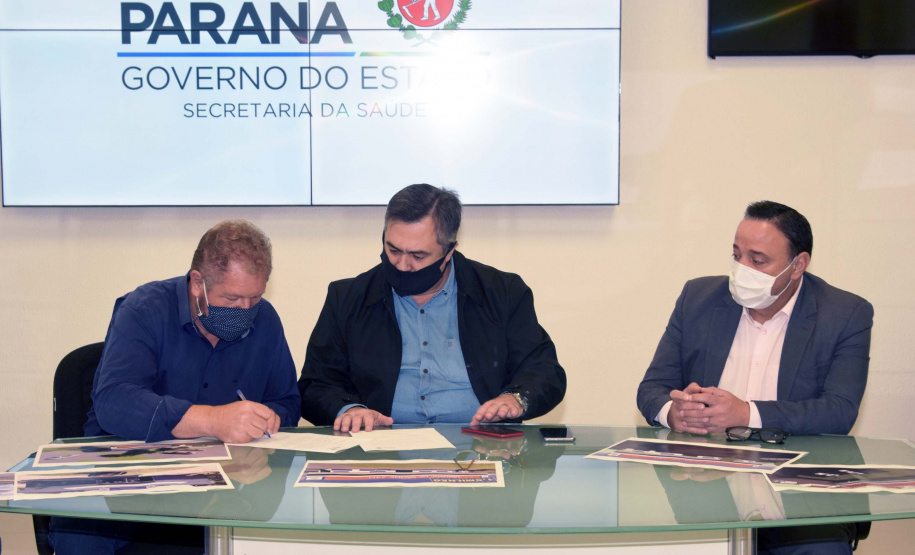 O secretário da Saúde do Paraná, Beto Preto, assinou hoje (12) autorizações de repasses que somam R$ 13.655.826,43 milhões destinados a investimentos em obras e aquisição de equipamentos. Dez municípios foram beneficiados por meio de convênios que têm indicação orçamentária de deputados estaduais. Foto: Américo Antonio/SESA