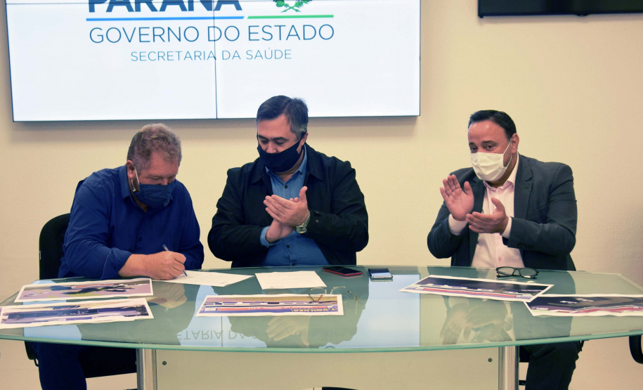 O secretário da Saúde do Paraná, Beto Preto, assinou hoje (12) autorizações de repasses que somam R$ 13.655.826,43 milhões destinados a investimentos em obras e aquisição de equipamentos. Dez municípios foram beneficiados por meio de convênios que têm indicação orçamentária de deputados estaduais. Foto: Américo Antonio/SESA