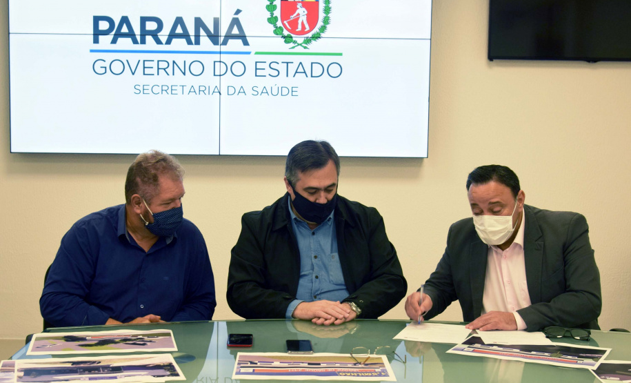 O secretário da Saúde do Paraná, Beto Preto, assinou hoje (12) autorizações de repasses que somam R$ 13.655.826,43 milhões destinados a investimentos em obras e aquisição de equipamentos. Dez municípios foram beneficiados por meio de convênios que têm indicação orçamentária de deputados estaduais. Foto: Américo Antonio/SESA