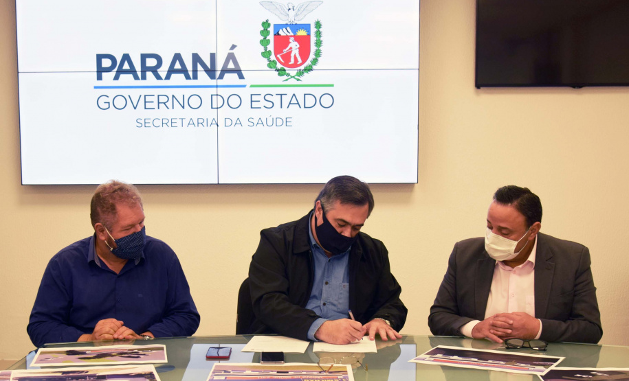 O secretário da Saúde do Paraná, Beto Preto, assinou hoje (12) autorizações de repasses que somam R$ 13.655.826,43 milhões destinados a investimentos em obras e aquisição de equipamentos. Dez municípios foram beneficiados por meio de convênios que têm indicação orçamentária de deputados estaduais. Foto: Américo Antonio/SESA