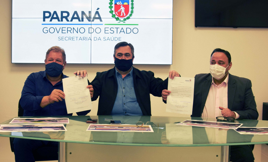 O secretário da Saúde do Paraná, Beto Preto, assinou hoje (12) autorizações de repasses que somam R$ 13.655.826,43 milhões destinados a investimentos em obras e aquisição de equipamentos. Dez municípios foram beneficiados por meio de convênios que têm indicação orçamentária de deputados estaduais. Foto: Américo Antonio/SESA