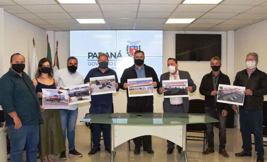 O secretário da Saúde do Paraná, Beto Preto, assinou hoje (12) autorizações de repasses que somam R$ 13.655.826,43 milhões destinados a investimentos em obras e aquisição de equipamentos. Dez municípios foram beneficiados por meio de convênios que têm indicação orçamentária de deputados estaduais. Foto: Américo Antonio/SESA