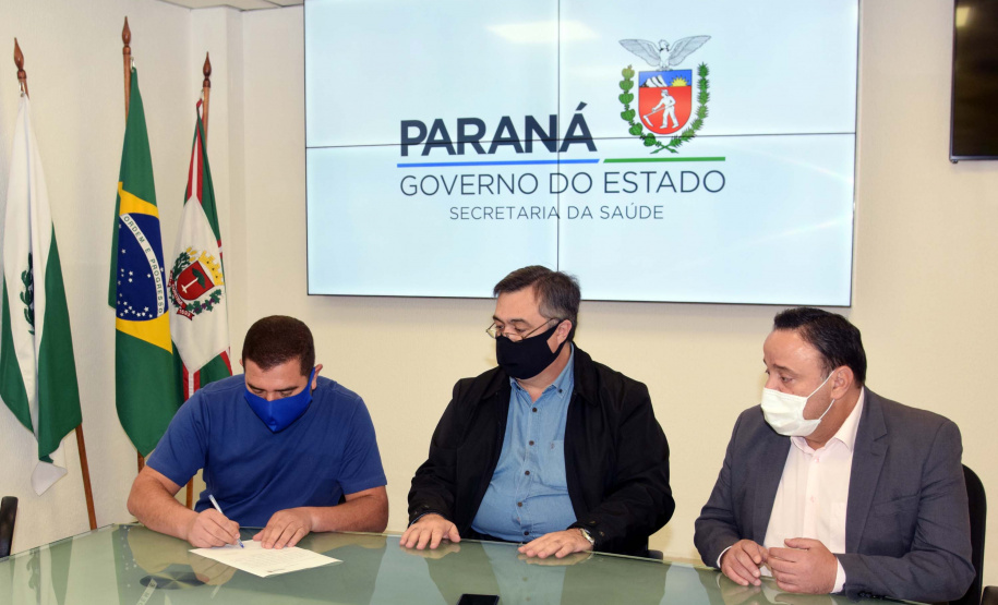 O secretário da Saúde do Paraná, Beto Preto, assinou hoje (12) autorizações de repasses que somam R$ 13.655.826,43 milhões destinados a investimentos em obras e aquisição de equipamentos. Dez municípios foram beneficiados por meio de convênios que têm indicação orçamentária de deputados estaduais. Foto: Américo Antonio/SESA