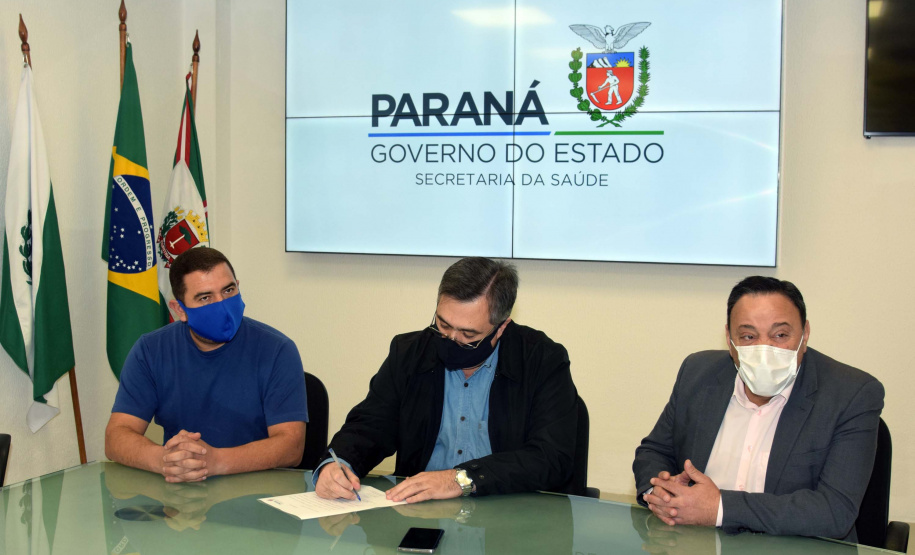 O secretário da Saúde do Paraná, Beto Preto, assinou hoje (12) autorizações de repasses que somam R$ 13.655.826,43 milhões destinados a investimentos em obras e aquisição de equipamentos. Dez municípios foram beneficiados por meio de convênios que têm indicação orçamentária de deputados estaduais. Foto: Américo Antonio/SESA