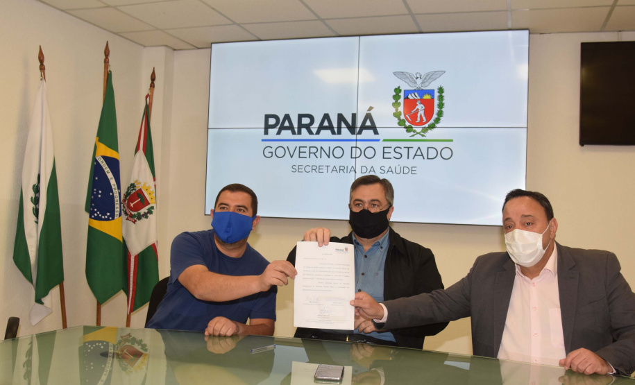 O secretário da Saúde do Paraná, Beto Preto, assinou hoje (12) autorizações de repasses que somam R$ 13.655.826,43 milhões destinados a investimentos em obras e aquisição de equipamentos. Dez municípios foram beneficiados por meio de convênios que têm indicação orçamentária de deputados estaduais. Foto: Américo Antonio/SESA