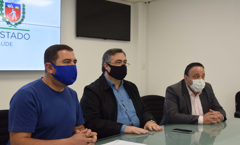 O secretário da Saúde do Paraná, Beto Preto, assinou hoje (12) autorizações de repasses que somam R$ 13.655.826,43 milhões destinados a investimentos em obras e aquisição de equipamentos. Dez municípios foram beneficiados por meio de convênios que têm indicação orçamentária de deputados estaduais. Foto: Américo Antonio/SESA