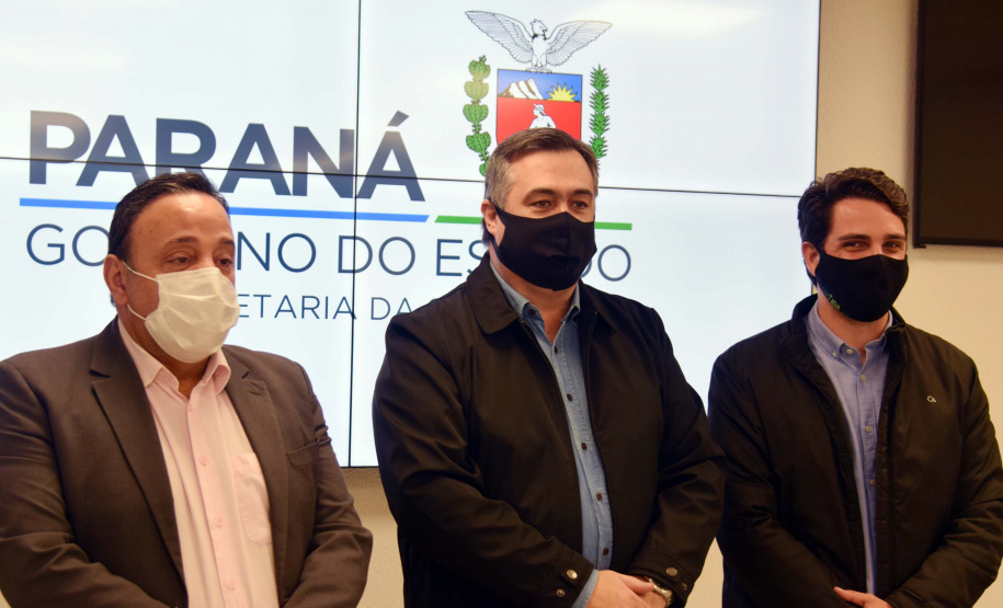 O secretário da Saúde do Paraná, Beto Preto, assinou hoje (12) autorizações de repasses que somam R$ 13.655.826,43 milhões destinados a investimentos em obras e aquisição de equipamentos. Dez municípios foram beneficiados por meio de convênios que têm indicação orçamentária de deputados estaduais. Foto: Américo Antonio/SESA