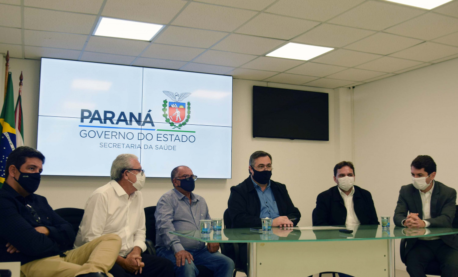 O secretário da Saúde do Paraná, Beto Preto, assinou hoje (12) autorizações de repasses que somam R$ 13.655.826,43 milhões destinados a investimentos em obras e aquisição de equipamentos. Dez municípios foram beneficiados por meio de convênios que têm indicação orçamentária de deputados estaduais. Foto: Américo Antonio/SESA