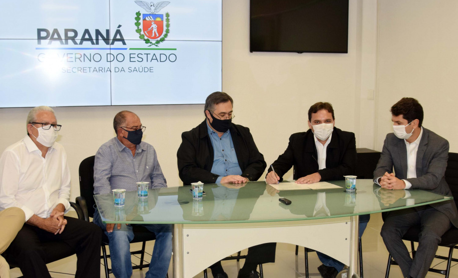 O secretário da Saúde do Paraná, Beto Preto, assinou hoje (12) autorizações de repasses que somam R$ 13.655.826,43 milhões destinados a investimentos em obras e aquisição de equipamentos. Dez municípios foram beneficiados por meio de convênios que têm indicação orçamentária de deputados estaduais. Foto: Américo Antonio/SESA