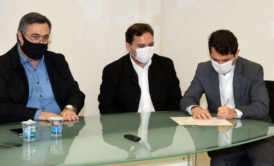 O secretário da Saúde do Paraná, Beto Preto, assinou hoje (12) autorizações de repasses que somam R$ 13.655.826,43 milhões destinados a investimentos em obras e aquisição de equipamentos. Dez municípios foram beneficiados por meio de convênios que têm indicação orçamentária de deputados estaduais. Foto: Américo Antonio/SESA