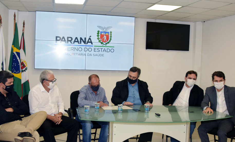 O secretário da Saúde do Paraná, Beto Preto, assinou hoje (12) autorizações de repasses que somam R$ 13.655.826,43 milhões destinados a investimentos em obras e aquisição de equipamentos. Dez municípios foram beneficiados por meio de convênios que têm indicação orçamentária de deputados estaduais. Foto: Américo Antonio/SESA