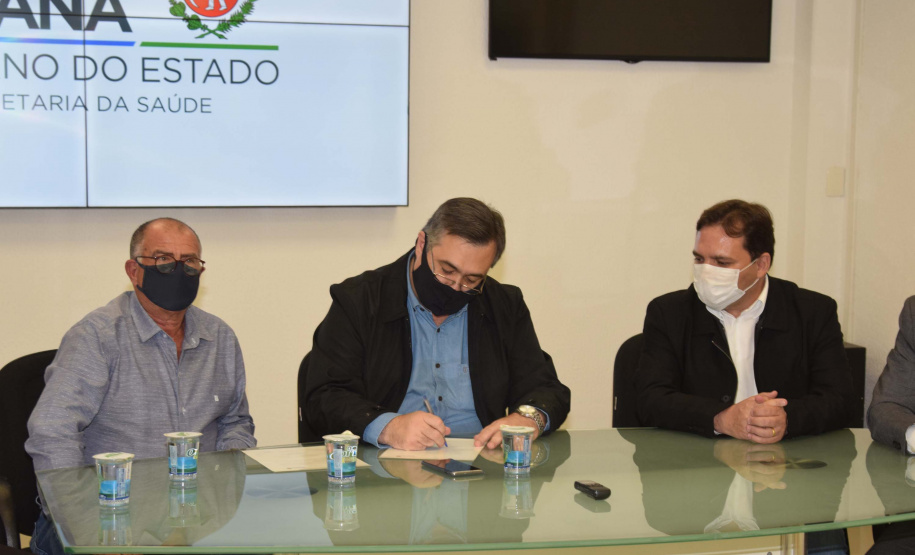 O secretário da Saúde do Paraná, Beto Preto, assinou hoje (12) autorizações de repasses que somam R$ 13.655.826,43 milhões destinados a investimentos em obras e aquisição de equipamentos. Dez municípios foram beneficiados por meio de convênios que têm indicação orçamentária de deputados estaduais. Foto: Américo Antonio/SESA
