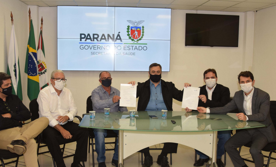 O secretário da Saúde do Paraná, Beto Preto, assinou hoje (12) autorizações de repasses que somam R$ 13.655.826,43 milhões destinados a investimentos em obras e aquisição de equipamentos. Dez municípios foram beneficiados por meio de convênios que têm indicação orçamentária de deputados estaduais. Foto: Américo Antonio/SESA