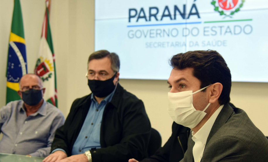 O secretário da Saúde do Paraná, Beto Preto, assinou hoje (12) autorizações de repasses que somam R$ 13.655.826,43 milhões destinados a investimentos em obras e aquisição de equipamentos. Dez municípios foram beneficiados por meio de convênios que têm indicação orçamentária de deputados estaduais. Foto: Américo Antonio/SESA