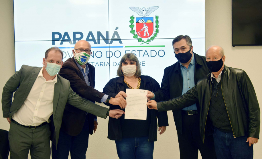 O secretário da Saúde do Paraná, Beto Preto, assinou hoje (12) autorizações de repasses que somam R$ 13.655.826,43 milhões destinados a investimentos em obras e aquisição de equipamentos. Dez municípios foram beneficiados por meio de convênios que têm indicação orçamentária de deputados estaduais. Foto: Américo Antonio/SESA