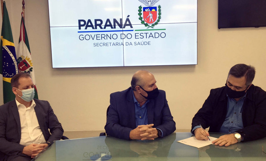 O secretário da Saúde do Paraná, Beto Preto, assinou hoje (12) autorizações de repasses que somam R$ 13.655.826,43 milhões destinados a investimentos em obras e aquisição de equipamentos. Dez municípios foram beneficiados por meio de convênios que têm indicação orçamentária de deputados estaduais. Foto: Américo Antonio/SESA