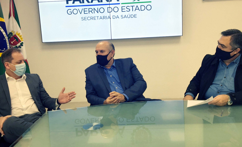 O secretário da Saúde do Paraná, Beto Preto, assinou hoje (12) autorizações de repasses que somam R$ 13.655.826,43 milhões destinados a investimentos em obras e aquisição de equipamentos. Dez municípios foram beneficiados por meio de convênios que têm indicação orçamentária de deputados estaduais. Foto: Américo Antonio/SESA