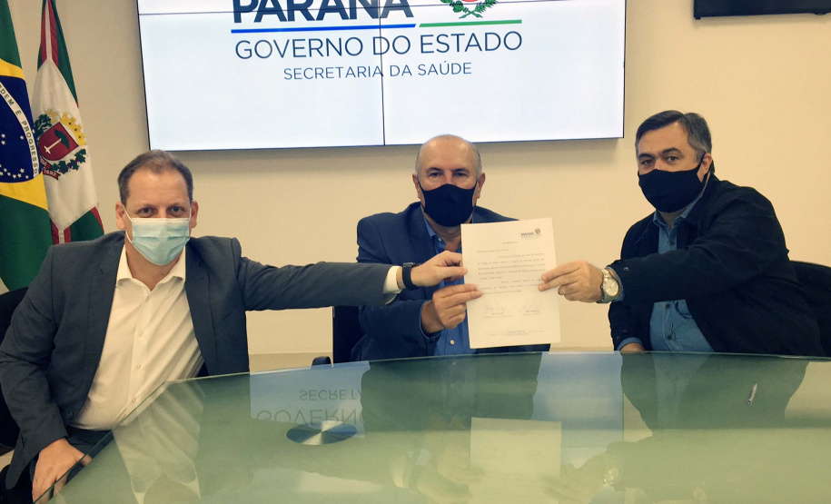 O secretário da Saúde do Paraná, Beto Preto, assinou hoje (12) autorizações de repasses que somam R$ 13.655.826,43 milhões destinados a investimentos em obras e aquisição de equipamentos. Dez municípios foram beneficiados por meio de convênios que têm indicação orçamentária de deputados estaduais. Foto: Américo Antonio/SESA