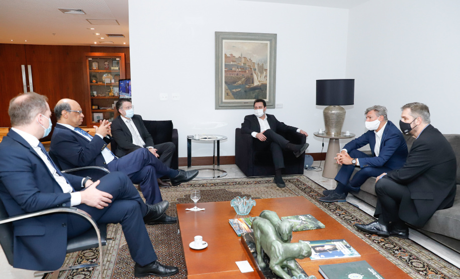 Uma parceria do Governo do Estado com a montadora Audi vai reforçar a estrutura de equipamentos dos hospitais da rede especializada no tratamento da Covid-19 no Paraná. O protocolo que oficializou a doação de monitores para respiradores, no valor de R$ 1 milhão, foi assinado nesta quinta-feira (13), no Palácio Iguaçu, pelo governador Carlos Massa Ratinho Junior e o presidente da Audi do Brasil, Johannes Roscheck.